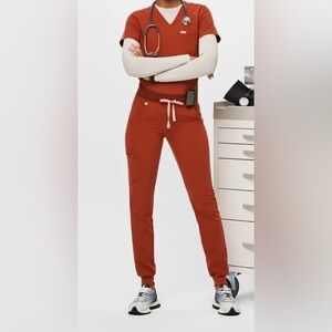 FIGS WOMENS MEDIUM SET WITH LIGHT PINK FIGS UNDERSCRUB LONG SLEEVE EUC